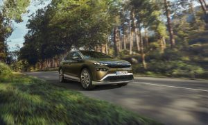 Škoda Enyaq RS auf Landstraße