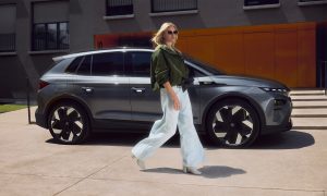 Der Škoda Elroq RS von der Seite mit einer Frau